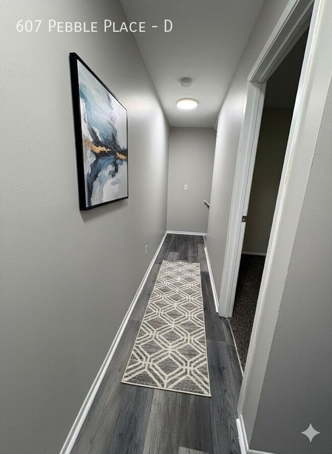 Building Photo - 607 Pebble Pl Dr