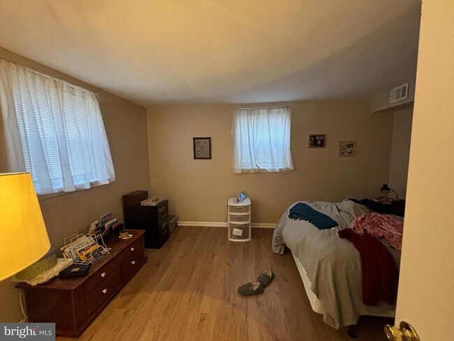 Building Photo - 200 W Evergreen Ave