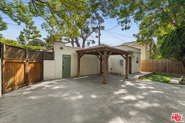 Building Photo - 2002 Kelton Ave