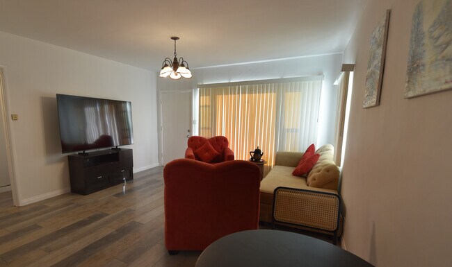 Building Photo - 723 S Louise St