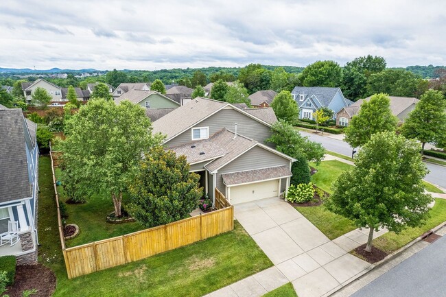 Building Photo - 3 Bedroom, 3 Bathroom Home w/ 2 Car Garage and Fence Backyard