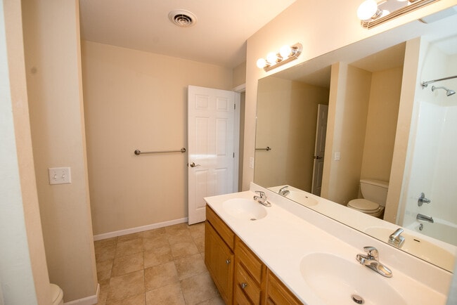 Building Photo - Amazing 4 Bedroom Duplex in Northeast Manh...
