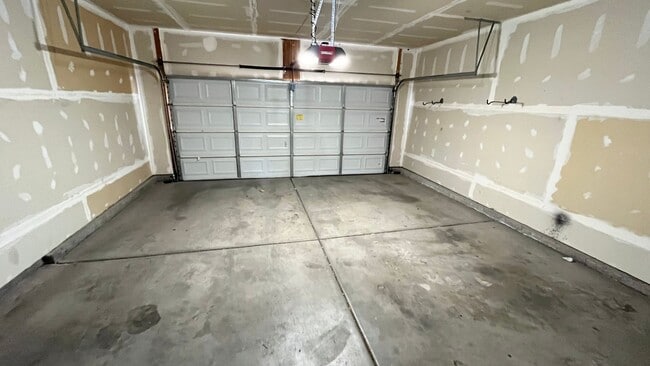 Building Photo - Coming Soon! 3 Bed/2.5 Bath in South Jordan