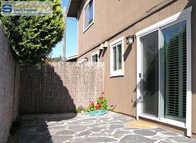 Building Photo - Fully equipped 2 bd. townhome in a super convenient central location!