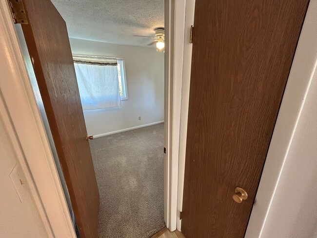 Building Photo - 5 Bed 2 Bath Home with 2 Car Attached Garage in Quiet Nice Neighborhood.