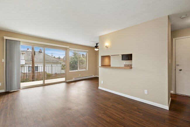 Building Photo - North Beacon Hill 1 Bedroom Apartment for Rent | Beacon Hill Light Rail Access, Balcony, Hardwood...