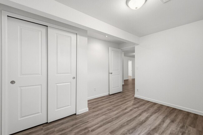 Building Photo - 4 bedroom / 2 bath / Beautifully Updated