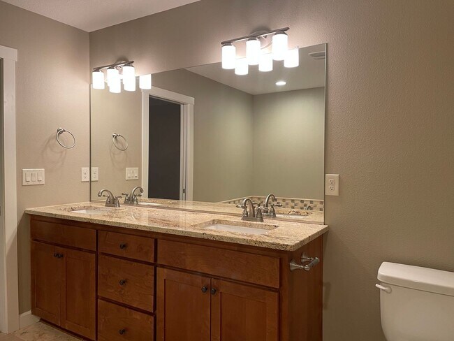 Building Photo - BEAUTIFUL LUXURY Style Townhouse with a gorgeous VIEW! Gated community in Camas! Top Rated Schools!