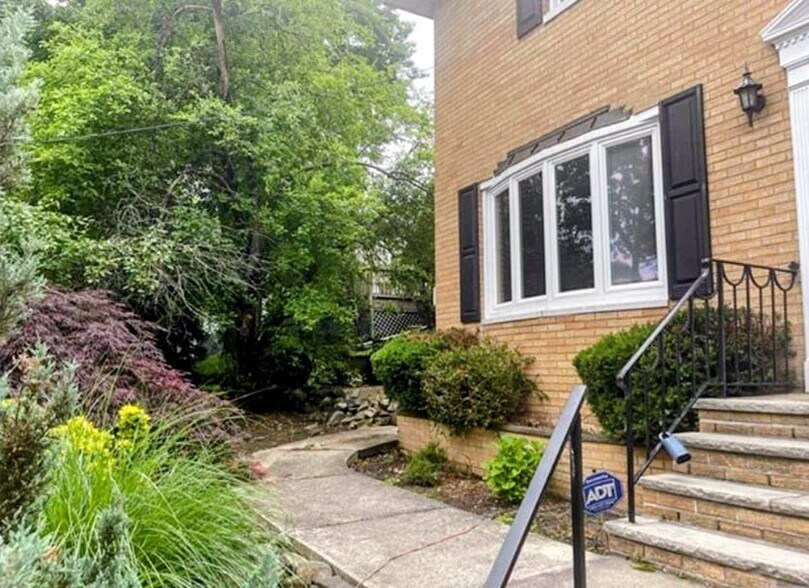 Building Photo - 537 Winterburn Grv