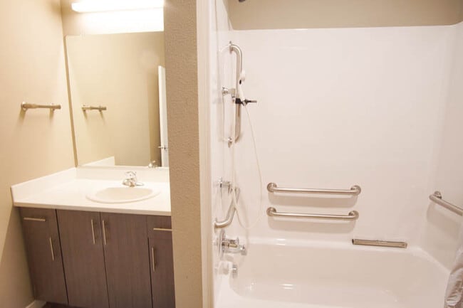Building Photo - Stylish Garden Level-1 Bdr  w/ Dishwasher & Laundry in Sellwood!