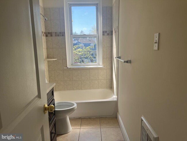 Building Photo - 740 Vernon Rd