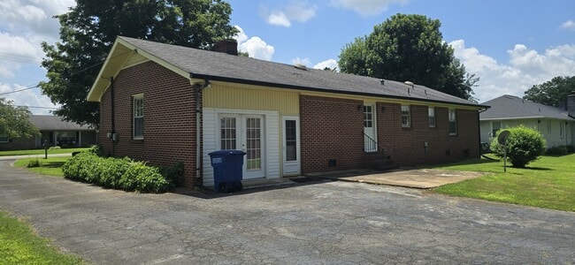 Building Photo - 204 Iris Dr