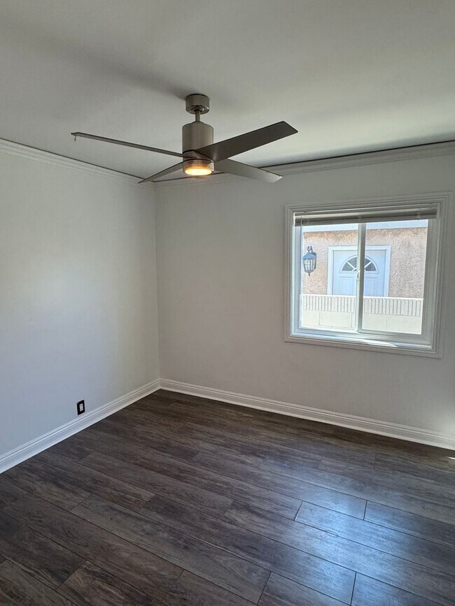 Building Photo - !! MOVE-IN SPECIAL !!  Bright Carson Front House Duplex with Modern Finishes