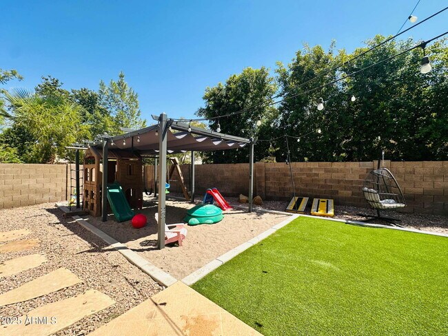Building Photo - 727 W Mendoza Cir