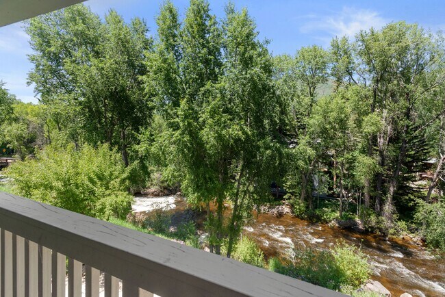 Building Photo - 916 E Hopkins Ave