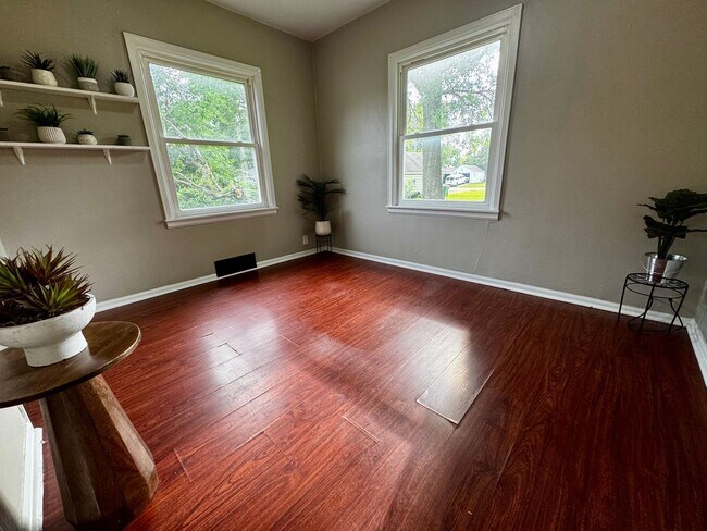 Building Photo - 3 bed, 1 bath home for rent in Waterloo