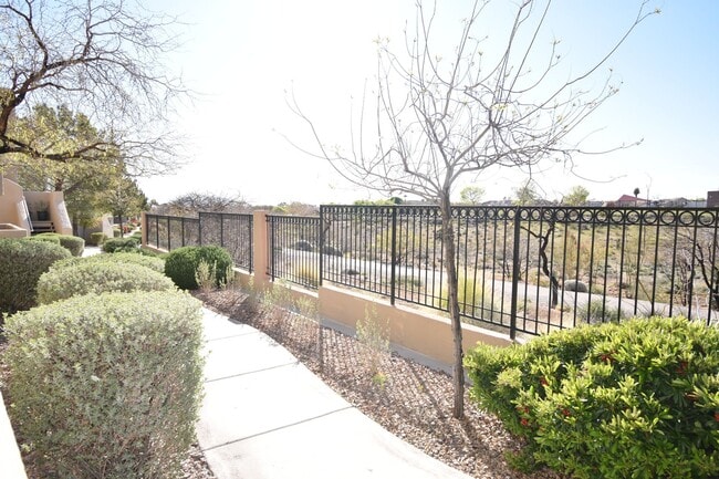 Building Photo - Beautiful 2 Bedroom, 2 Bath Condo in Summerlin