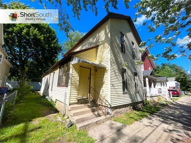 Building Photo - 4 bed 1 bath Single Family Home