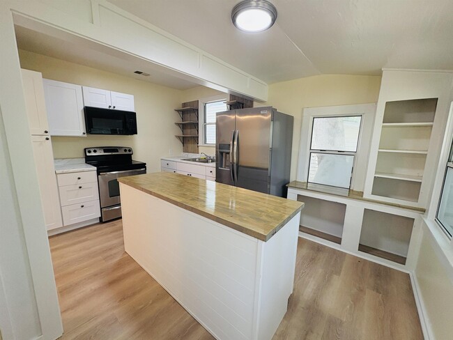 Building Photo - 412 E Magnolia Dr