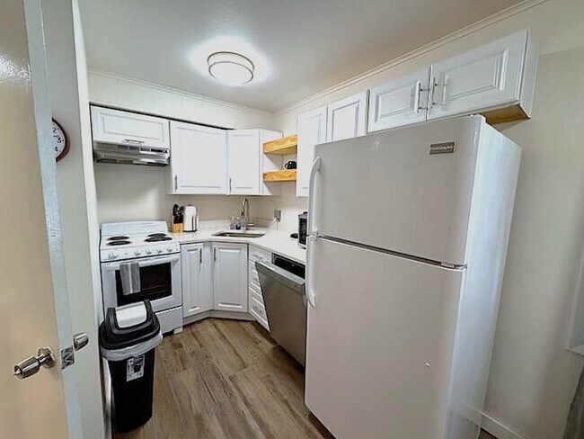 Building Photo - 802 S Elm St