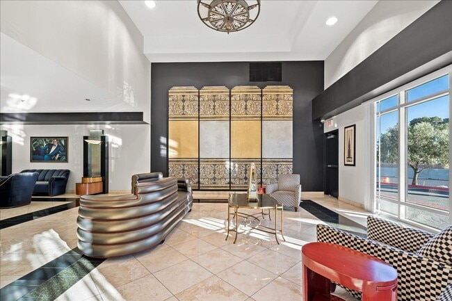 Building Photo - Fabulous Highrise Condo with Stripe Views!