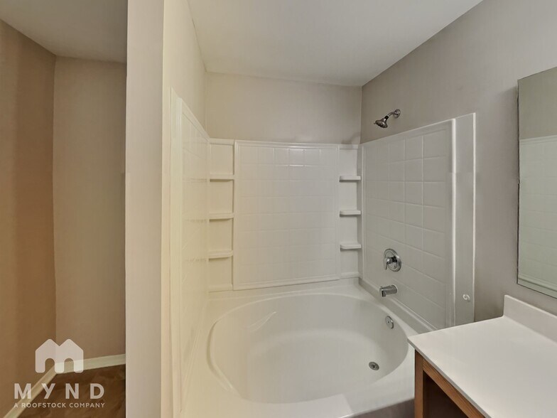 Building Photo - 6215 Woodland Commons Dr