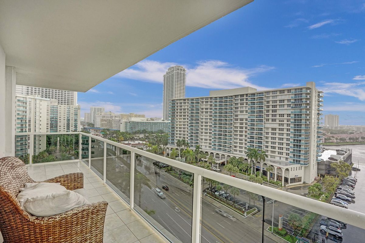 Building Photo - 3725 S Ocean Dr