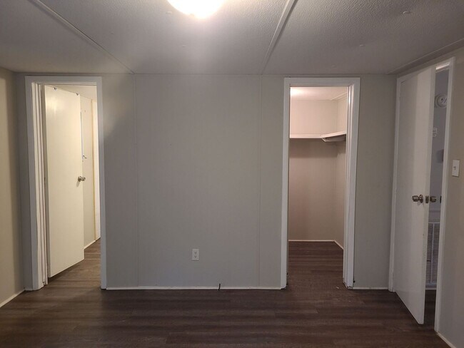 Building Photo - 3 Bedroom 2 Bathroom with a partially fenc...