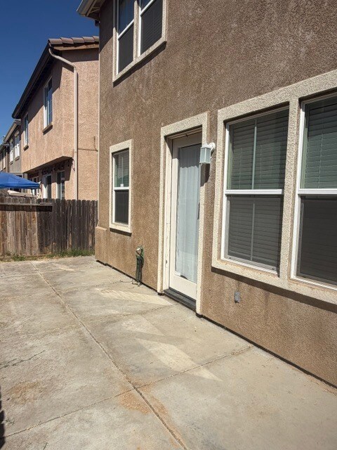 Building Photo - Gorgeous Modesto Home 3 Bedroom 2.5 Bathroom