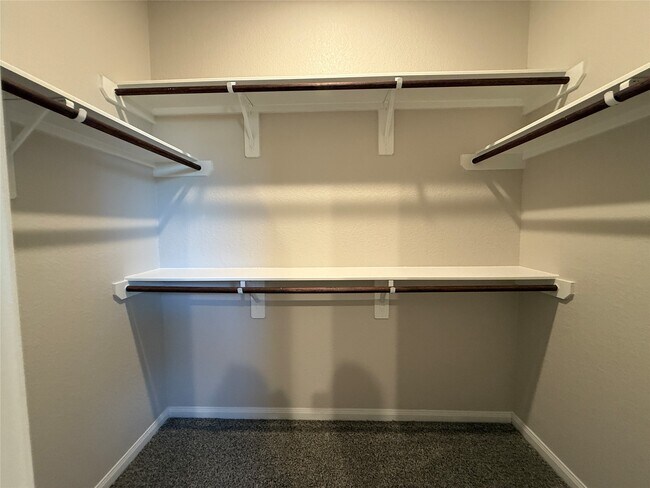 Building Photo - 2220 Cedar Vly Dr