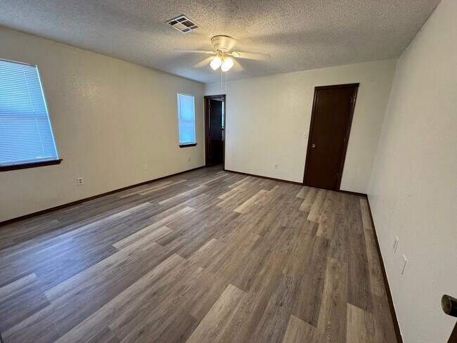 Building Photo - 8413 Woodfield St