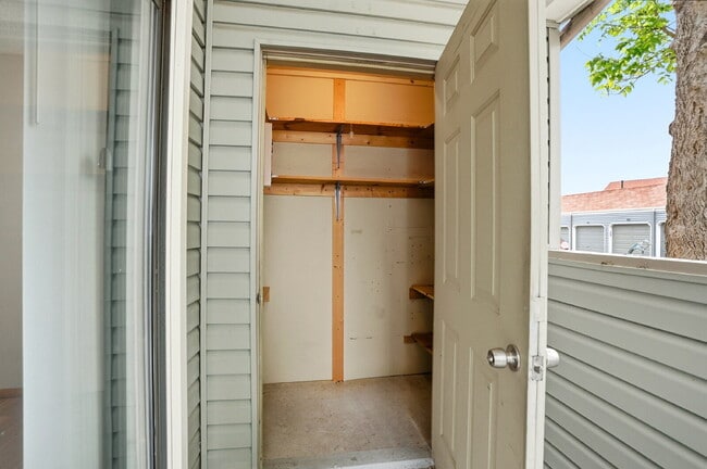 Building Photo - $1,695.95 - 2 Bed, 2 Bath Condo in Aurora with Central AC, and In Unit Laundry!