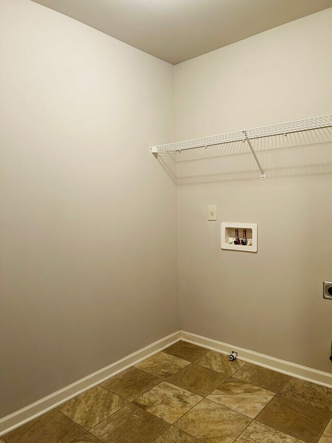 Building Photo - Beautiful 4 bedroom, 2.5 bathroom home In ...