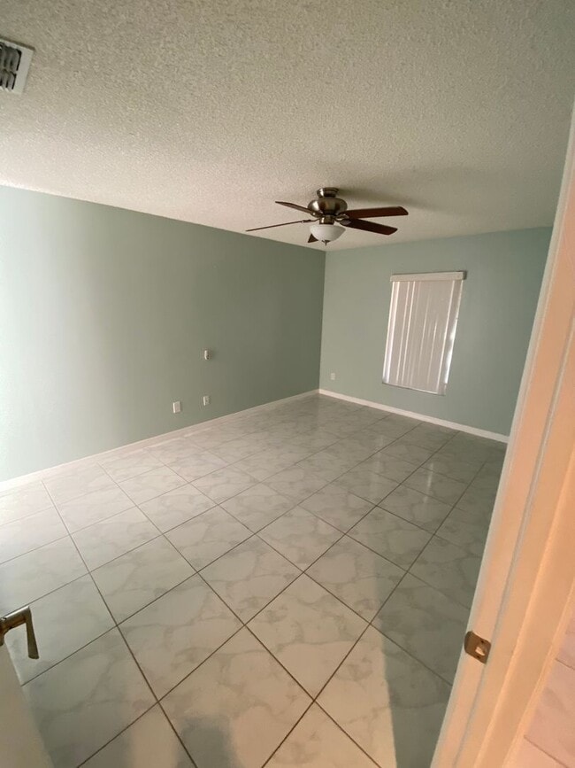 Building Photo - 3/2/2 great location