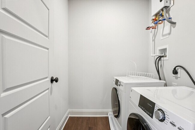 Building Photo - 472 Roxborough Ave