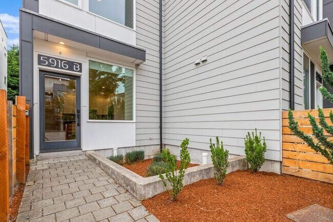 Building Photo - West Seattle Townhome with Air Conditionin...