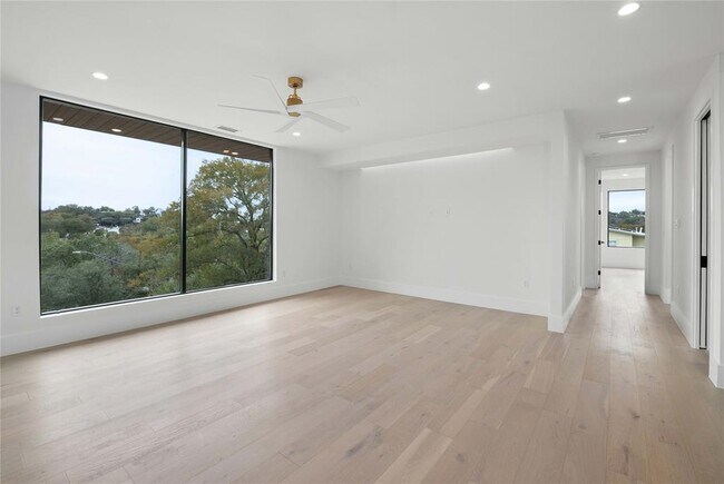 Building Photo - 2401 Oakhaven Cir