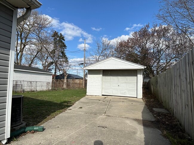 Building Photo - 5901 Roosevelt St