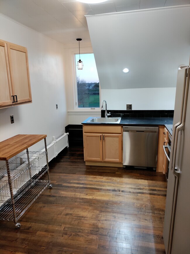 Building Photo - 429 Elm St W