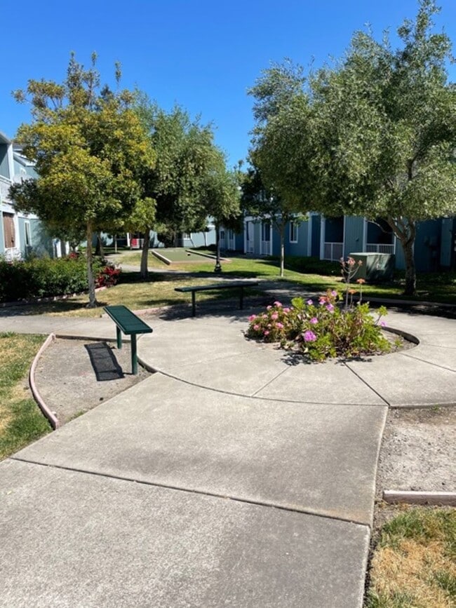 Building Photo - 1 Bed/1 Bath Upstairs Apartment in Gated SR Complex.