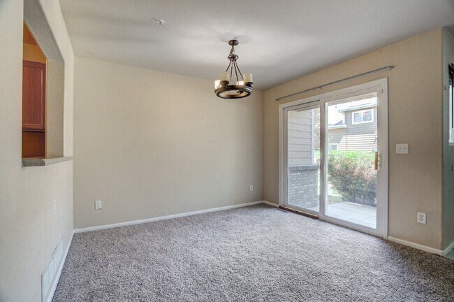 Building Photo - $1,795 - 2 bed/2.5 bath Townhome with new ...