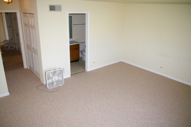 Building Photo - 315 Creekside Dr