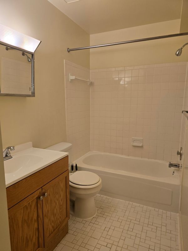 Building Photo - 800 Thomas Ct