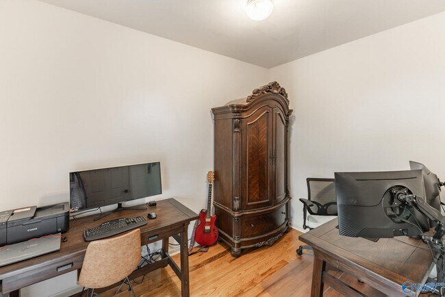 Building Photo - 15033 Greentree Trail SE