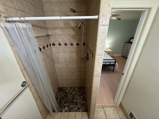 Building Photo - Beautiful 3 Bed 2.5 Bath Single Family Hom...