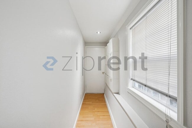 Building Photo - 16 Dunsmuir St