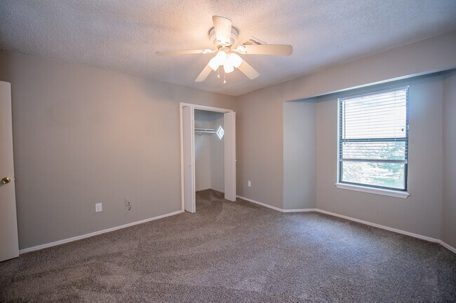 Building Photo - 2305 E Kantz Cv