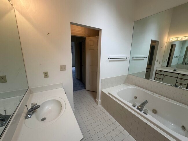 Building Photo - 579 Sagamore Ave