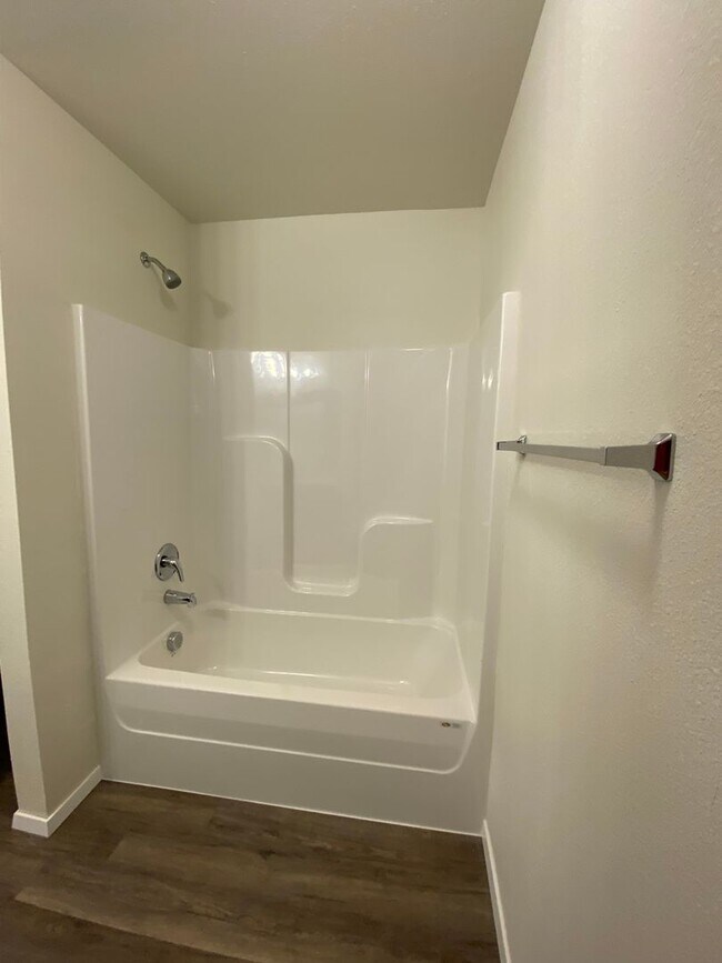Building Photo - AVAILABLE TODAY! — Comfort & Style -  3 Bed, 2.5 Bath Duplex in Lawlis Ranch