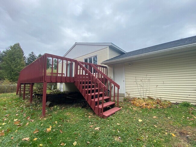 Building Photo - 6-Bedroom Single Family Home